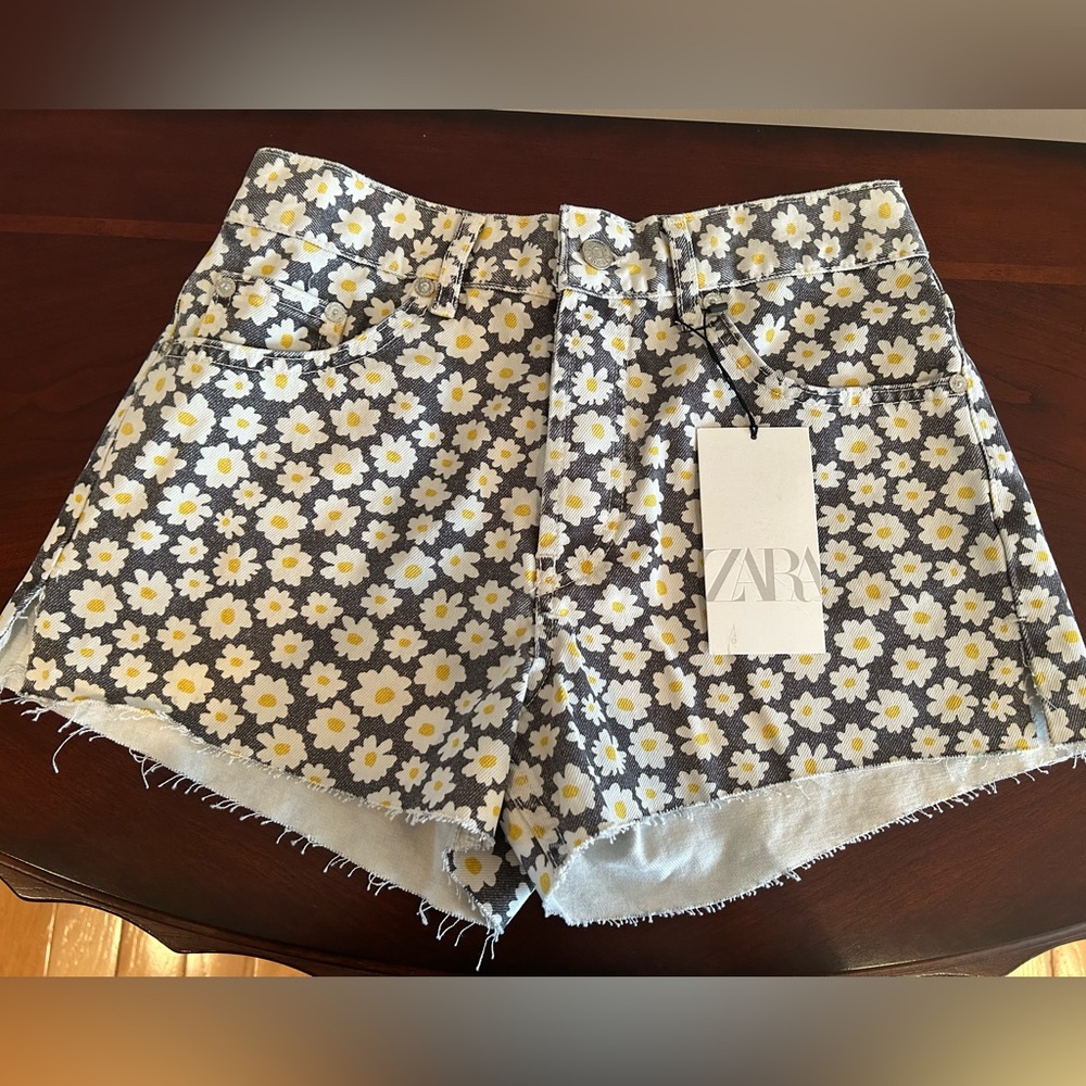 NWT Zara Gray and Yellow Daisy High Rise Jean Shorts